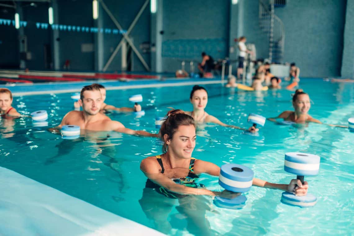 Pool exercise. Аквааэробика. Люди в бассейне. Парк отель Можайский бассейн.